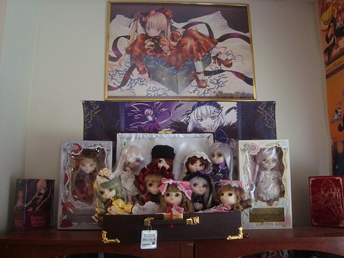 auto_tagged blonde_hair doll dress drill_hair flower gloves hair_ornament hat mirror multiple_boys multiple_dolls multiple_girls painting_(object) photo photo_(object) picture_frame tagme tail tarot traditional_media twintails