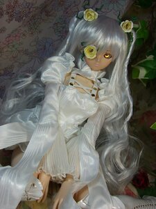 Rating: Safe Score: 0 Tags: 1girl barefoot doll dress eyepatch flower hair_flower kirakishou long_hair red_flower red_rose rose solo very_long_hair white_flower white_rose yellow_eyes User: admin