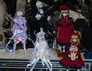 Rating: Safe Score: 0 Tags: blonde_hair blue_eyes bow doll dress hair_ornament hat multiple_dolls multiple_girls pink_bow silver_hair sword tagme twintails weapon wings User: admin