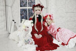 Rating: Safe Score: 0 Tags: 3girls bangs blonde_hair curtains dress flower frills hair_ornament long_hair long_sleeves looking_at_viewer multiple_cosplay multiple_girls red_dress siblings tagme white_flower white_rose window User: admin