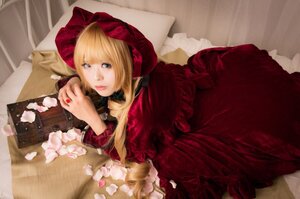 Rating: Safe Score: 0 Tags: 1girl blonde_hair blue_eyes bonnet dress flower lips long_hair looking_at_viewer lying on_side petals red_dress shinku solo User: admin