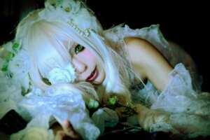 Rating: Safe Score: 0 Tags: 1girl blurry depth_of_field flower green_eyes hair_ornament hair_over_one_eye kirakishou lips looking_at_viewer monster_girl smile solo white_hair User: admin