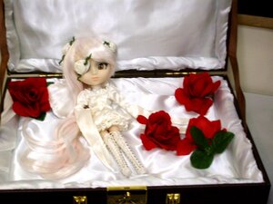 Rating: Safe Score: 0 Tags: 1girl blurry bouquet depth_of_field doll dress flower gloves kirakishou photo red_flower red_rose rose solo wedding_dress white_dress white_hair User: admin
