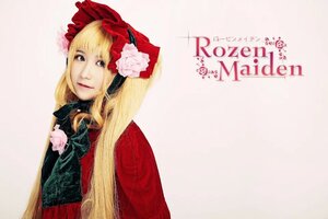 Rating: Safe Score: 0 Tags: 1girl blonde_hair blue_eyes bonnet bow copyright_name flower lips long_hair long_sleeves looking_at_viewer rose shinku solo upper_body User: admin