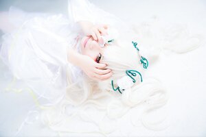 Rating: Safe Score: 0 Tags: 1girl auto_tagged bangs blurry closed_mouth depth_of_field flower green_eyes kirakishou lips long_hair looking_at_viewer nail_polish solo striped upper_body vertical_stripes white_hair User: admin