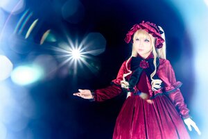 Rating: Safe Score: 0 Tags: 1girl blonde_hair blue_eyes bonnet dress flower lens_flare long_hair long_sleeves outstretched_arm pink_flower pink_rose red_dress rose shinku solo User: admin
