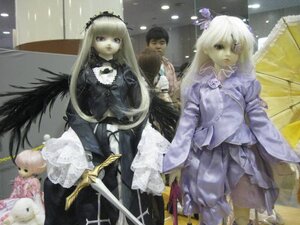 Rating: Safe Score: 0 Tags: 1boy 2girls blonde_hair doll dress frills long_hair multiple_dolls multiple_girls tagme umbrella wings User: admin
