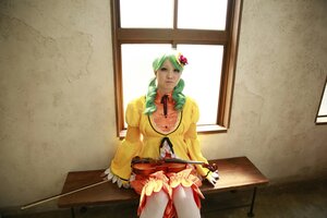 Rating: Safe Score: 0 Tags: 1girl drill_hair flower green_hair hair_flower hair_ornament kanaria photo sitting solo window User: admin