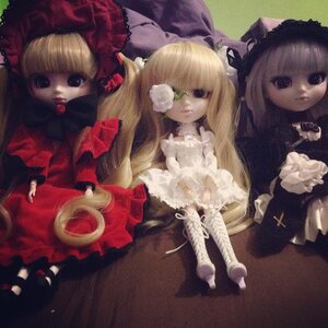 Rating: Safe Score: 0 Tags: 3girls bangs blonde_hair blue_eyes bow doll dress flower frills long_hair long_sleeves looking_at_viewer multiple_dolls multiple_girls red_dress rose shinku sitting tagme very_long_hair User: admin