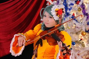 Rating: Safe Score: 0 Tags: 1girl bow_(instrument) dress electric_guitar flower green_hair guitar hair_ornament instrument kanaria music nail_polish playing_instrument plectrum rose solo violin User: admin