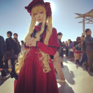 Rating: Safe Score: 0 Tags: 1girl 6+boys blonde_hair blurry blurry_background bonnet day depth_of_field dress long_hair long_sleeves multiple_boys red_dress shinku sky solo solo_focus standing User: admin
