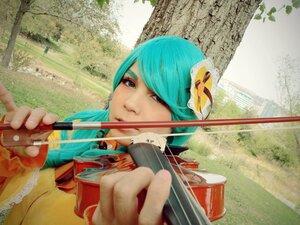 Rating: Safe Score: 0 Tags: 1girl aqua_hair instrument kanaria solo User: admin