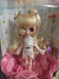 Rating: Safe Score: 0 Tags: 1girl blonde_hair blue_eyes doll dress flower kirakishou long_hair solo stuffed_animal User: admin