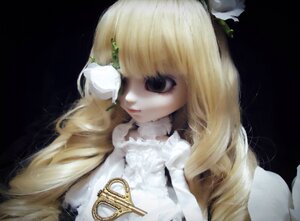 Rating: Safe Score: 0 Tags: 1girl bangs black_background black_eyes blonde_hair doll flower hair_ornament kirakishou lace leaf lips long_hair plant simple_background solo upper_body User: admin