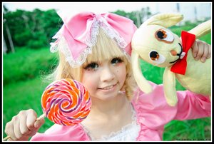 Rating: Safe Score: 0 Tags: 1girl black_border blonde_hair border bow candy day food hinaichigo holding_food letterboxed lollipop outdoors smile solo swirl_lollipop windowboxed User: admin