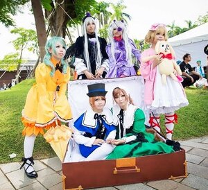 Rating: Safe Score: 0 Tags: blonde_hair brown_hair dress hat long_hair multiple_boys multiple_cosplay multiple_girls short_hair tagme top_hat tree User: admin