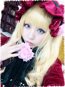 Rating: Safe Score: 0 Tags: 1girl bangs blonde_hair blue_eyes bookshelf bow eyelashes flower hat lips long_hair looking_at_viewer pink_flower pink_rose rose shinku smile solo User: admin