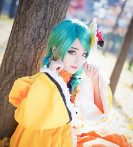 Rating: Safe Score: 0 Tags: 1girl aqua_hair blurry blurry_background blurry_foreground depth_of_field dress earrings flower frills hair_flower hair_ornament jewelry kanaria photo solo User: admin