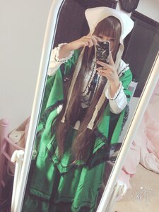 Rating: Safe Score: 0 Tags: 1girl bangs brown_hair dress green_dress holding long_hair long_sleeves mirror reflection solo suiseiseki User: admin
