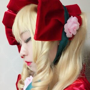 Rating: Safe Score: 0 Tags: 1girl blonde_hair blue_eyes blurry bow depth_of_field face flower hat lips long_hair nose photo portrait profile realistic ribbon shinku simple_background solo User: admin