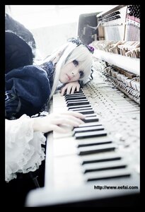 Rating: Safe Score: 0 Tags: 1girl 3d blurry blurry_background blurry_foreground crown depth_of_field dress feathers frills letterboxed lips long_sleeves photo pillarboxed solo suigintou white_hair wings User: admin