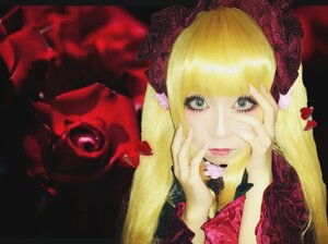 Rating: Safe Score: 0 Tags: 1girl blonde_hair blue_eyes bow flower hands_on_own_face heart horror_(theme) long_hair portrait rose shinku solo User: admin