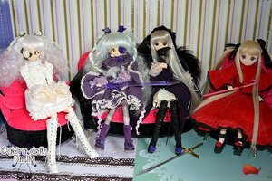 Rating: Safe Score: 0 Tags: 3girls blonde_hair blue_eyes bow doll dress eyepatch flower frills long_hair multiple_dolls multiple_girls rose shinku silver_hair sitting tagme weapon wings User: admin