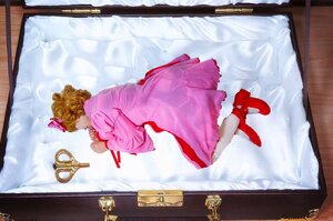Rating: Safe Score: 0 Tags: 1girl blonde_hair crown dress hinaichigo lying pink_dress solo User: admin