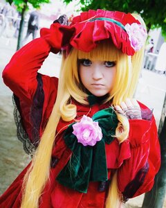 Rating: Safe Score: 0 Tags: 1girl bangs blonde_hair bow building dress flower hat long_sleeves looking_at_viewer photo red_dress rose shinku solo User: admin