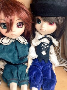 Rating: Safe Score: 0 Tags: 2girls brown_hair closed_mouth doll hat heterochromia long_sleeves looking_at_viewer multiple_dolls multiple_girls red_eyes ribbon short_hair siblings sisters sitting souseiseki suiseiseki tagme twins User: admin