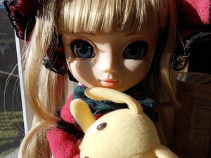 Rating: Safe Score: 0 Tags: 1girl bangs blonde_hair blue_eyes blunt_bangs closed_mouth doll lips long_hair looking_at_viewer shinku smile solo stuffed_animal User: admin