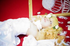 Rating: Safe Score: 0 Tags: 1girl bare_shoulders blonde_hair dress kirakishou lips long_hair red_background solo User: admin