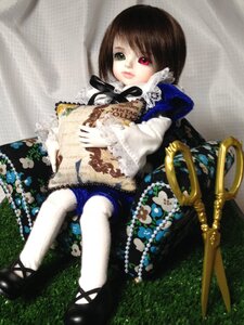 Rating: Safe Score: 0 Tags: 1girl bangs brown_hair doll dress frills green_eyes heterochromia joints lace long_sleeves looking_at_viewer pantyhose red_eyes shoes short_hair sitting solo souseiseki suiseiseki white_legwear User: admin