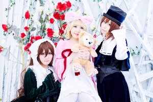 Rating: Safe Score: 0 Tags: 3girls blonde_hair blue_eyes brown_eyes brown_hair dog dress flower hat jacket multiple_cosplay multiple_girls red_flower red_rose rose short_hair smile tagme User: admin