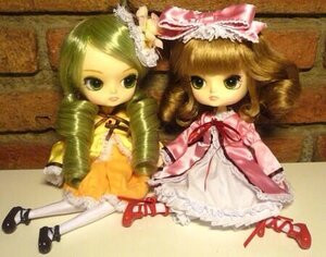 Rating: Safe Score: 0 Tags: 2girls blonde_hair bow doll dress drill_hair frills green_hair hina_ichigo kanaria long_sleeves looking_at_viewer multiple_dolls multiple_girls pink_bow ribbon shoes sisters sitting tagme twin_drills yellow_dress User: admin