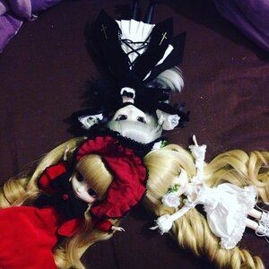 Rating: Safe Score: 0 Tags: 3girls blonde_hair bonnet bow closed_eyes doll dress flower long_hair long_sleeves looking_at_viewer multiple_dolls multiple_girls pointing rose shinku standing tagme very_long_hair wings User: admin