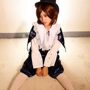 Rating: Safe Score: 0 Tags: 1girl black_dress brown_hair closed_mouth dress hat long_sleeves looking_at_viewer sitting solo souseiseki v_arms User: admin