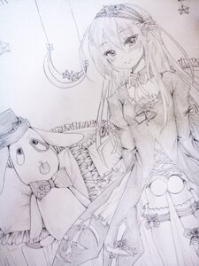 Rating: Safe Score: 0 Tags: 1girl auto_tagged dress frills hairband hat image long_hair long_sleeves looking_at_viewer monochrome smile solo star_(symbol) suigintou top_hat traditional_media User: admin