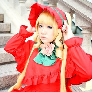 Rating: Safe Score: 0 Tags: 1girl blonde_hair blue_eyes bonnet bow building dress flower green_bow green_neckwear long_sleeves photo rose shinku solo upper_body User: admin