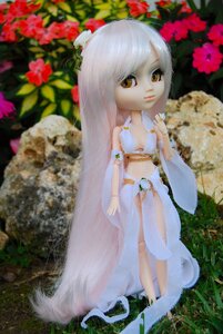 Rating: Safe Score: 0 Tags: 1girl anklet barefoot blurry breasts doll dress flower jewelry kirakishou long_hair midriff solo standing white_hair User: admin