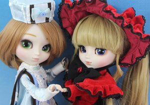 Rating: Safe Score: 0 Tags: 2girls bangs blonde_hair blue_eyes cup doll flower frills green_eyes hat lips long_hair looking_at_viewer multiple_girls rose shinku solo teacup User: admin