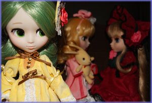 Rating: Safe Score: 0 Tags: 3girls blonde_hair blue_eyes doll dress flower green_eyes green_hair hair_flower hat multiple_dolls multiple_girls sitting stuffed_animal tagme User: admin