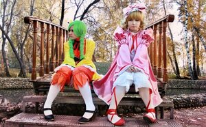Rating: Safe Score: 0 Tags: 2girls blonde_hair green_hair hat kazami_yuuka multiple_cosplay multiple_girls shoes short_hair sitting tagme tree User: admin