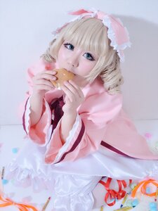 Rating: Safe Score: 0 Tags: 1girl bangs blonde_hair blue_eyes bow dress drill_hair eating food frills hina_ichigo hinaichigo holding_food looking_at_viewer ribbon short_hair solo striped User: admin