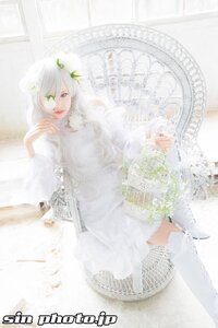 Rating: Safe Score: 0 Tags: 1girl cage dress frills green_eyes hair_ornament kirakishou long_hair long_sleeves looking_at_viewer solo white_dress white_hair white_theme User: admin