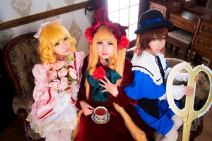 Rating: Safe Score: 0 Tags: 3girls blonde_hair blue_eyes dress flower frills hat long_hair multiple_cosplay multiple_girls realistic rose short_hair sitting tagme tea User: admin