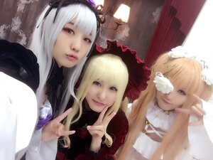 Rating: Safe Score: 0 Tags: 3girls bangs blonde_hair blue_eyes hat lips long_hair looking_at_viewer multiple_cosplay multiple_girls red_eyes shinku smile suigintou tagme v User: admin