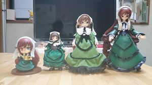 Rating: Safe Score: 0 Tags: 4girls 5girls blue_eyes brown_eyes brown_hair doll dress green_dress green_eyes heterochromia long_hair multiple_girls red_eyes short_hair smile solo suiseiseki User: admin