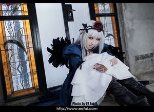 Rating: Safe Score: 0 Tags: 1girl black_border cat feathers flower hairband indoors letterboxed long_hair rose silver_hair solo suigintou window User: admin