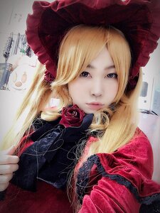 Rating: Safe Score: 0 Tags: 1girl blonde_hair bonnet building flower hat lips photo pink_rose red_flower red_rose rose shinku solo traditional_media User: admin
